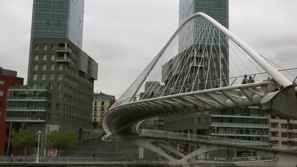 Bilbao Spanien Circa 2017 Zubizuri Bro Santiago Calatrava Bilbao Spanien — Stockvideo