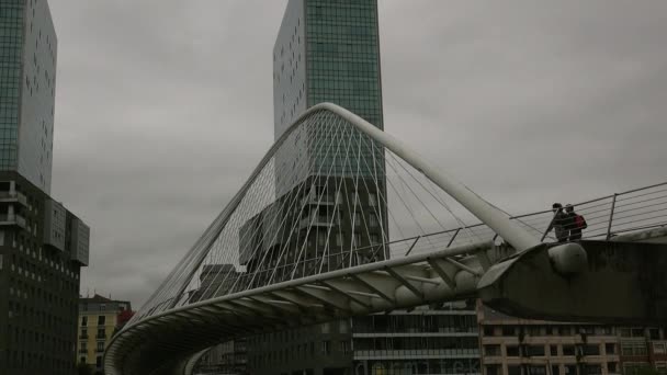 Bilbao Spanje Circa 2017 Zubizuri Bridge Santiago Calatrava Bilbao Spanje — Stockvideo