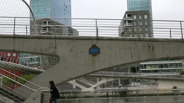 Bilbao Spain Sekitar Tahun 2017 Jembatan Zubizuri Santiago Calatrava Bilbao — Stok Video