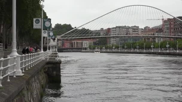 Bilbao Spanyolország 2017 Zubizuri Híd Bilbao Spanyolország Santiago Calatrava Arch — Stock videók