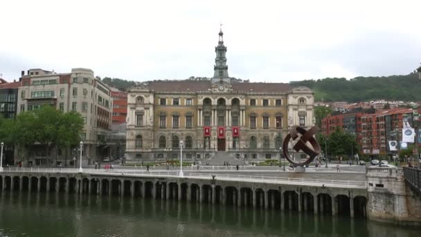 Bilbao Španělsko Cca 2017 Bilbao Radnice Provoz Auta Lidé Socha — Stock video