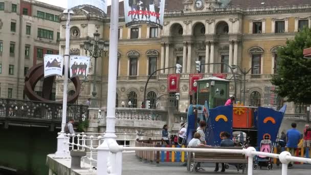 西班牙毕尔巴鄂 2017年 毕尔巴鄂市政厅 交通车辆 人和雕塑变量奥沃西德 德拉德索库帕西翁 德拉埃斯费拉在毕尔巴鄂 西班牙 雕塑是由豪尔赫 奥泰萨设计的 — 图库视频影像
