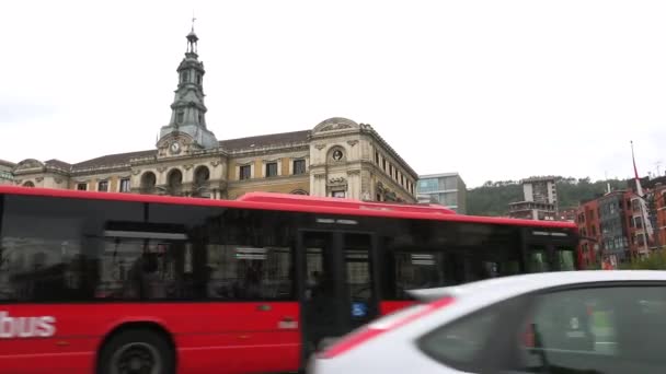 Bilbao Spanien Circa 2017 Bilbao Rådhuset Trafik Bilar Människor Och — Stockvideo