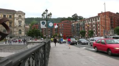 Bilbao, İspanya - 2017 yaklaşık: Bilbao Belediye Binası, Rating arabalar, insanlar ve ve özel Ovoide de la Desocupacion de la Esfera Bilbao, İspanya heykel. Heykel Jorge Oteiza tarafından tasarlanmıştır