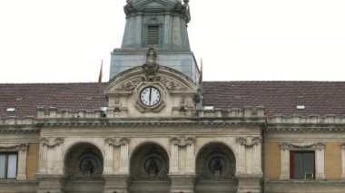 Bilbao, İspanya - 2017 yaklaşık: Bilbao Belediye Binası, Rating arabalar, insanlar ve ve özel Ovoide de la Desocupacion de la Esfera Bilbao, İspanya heykel. Heykel Jorge Oteiza tarafından tasarlanmıştır