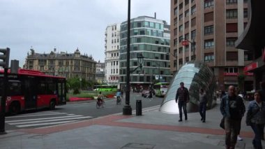 Bilbao, İspanya - 2017 yaklaşık: Moyua Metro İstasyonu'na Moyua Meydanı Bilbao, İspanya. Bilbao metro yapım aşamasında, 1988-sunmak için modern bir tasarım olduğunu ve Norman Foster tarafından tasarlanmıştır.