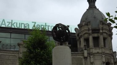 Bilbao, İspanya-2017:Azkuna Zentroa beri Mayıs 2010 yılında kapılarını açtı şehir günlük yaşamda yeni itici gücü haline gelmiştir. Farklı bir alanı hedef bara deneyimleri sunmak için tasarlanmış çağdaş çok kültürlü programı