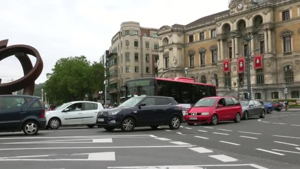 Bilbao Spanien Circa 2017 Bilbao Rådhuset Trafik Bilar Människor Och — Stockvideo