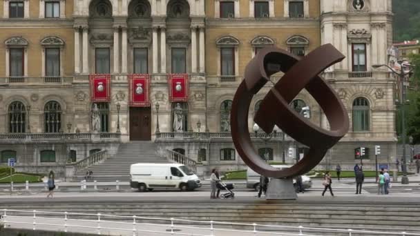 西班牙毕尔巴鄂 2017年 毕尔巴鄂市政厅 交通车辆 人和雕塑变量奥沃西德 德拉德索库帕西翁 德拉埃斯费拉在毕尔巴鄂 西班牙 雕塑是由豪尔赫 奥泰萨设计的 — 图库视频影像