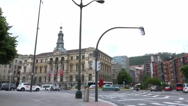 Bilbao Spanien Circa 2017 Bilbao Rådhuset Trafik Bilar Människor Och — Stockvideo