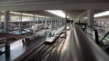 Madrid, İspanya - 2018 yaklaşık. Madrid Atocha Tren İstasyonu trenleri.