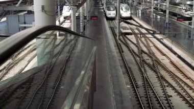 Madrid, İspanya - 2018 yaklaşık. Madrid Atocha Tren İstasyonu trenleri.
