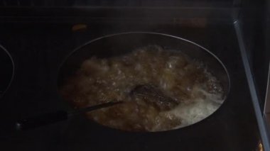 Fastfood mutfak - yağda kızartma patates