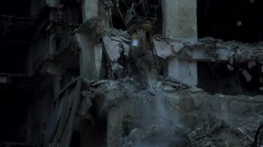 Bir binanın yıkılması, bir inşaat alanında bir ekskavatör olarak Montaj cihazları-Kırıcı maşa.