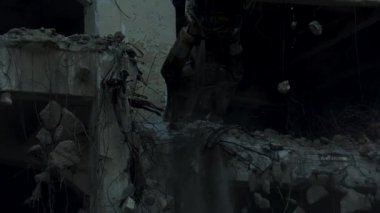 Bir binanın yıkılması, bir inşaat alanında bir ekskavatör olarak Montaj cihazları-Kırıcı maşa.