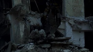 Bir binanın yıkılması, bir inşaat alanında bir ekskavatör olarak Montaj cihazları-Kırıcı maşa.