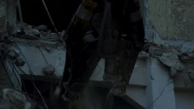 Bir binanın yıkılması, bir inşaat alanında bir ekskavatör olarak Montaj cihazları-Kırıcı maşa.