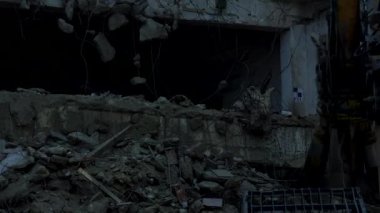 Bir binanın yıkılması, bir inşaat alanında bir ekskavatör olarak Montaj cihazları-Kırıcı maşa.