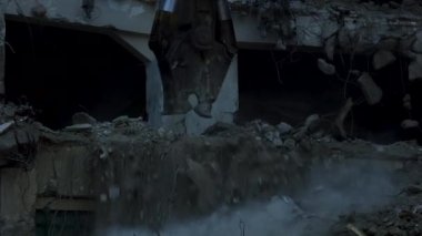 Bir binanın yıkılması, bir inşaat alanında bir ekskavatör olarak Montaj cihazları-Kırıcı maşa.