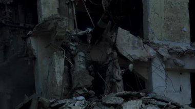 Bir binanın yıkılması, bir inşaat alanında bir ekskavatör olarak Montaj cihazları-Kırıcı maşa.