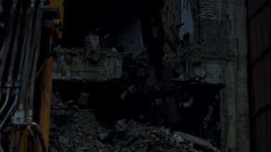 Bir binanın yıkılması, bir inşaat alanında bir ekskavatör olarak Montaj cihazları-Kırıcı maşa.