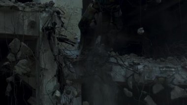 Bir binanın yıkılması, bir inşaat alanında bir ekskavatör olarak Montaj cihazları-Kırıcı maşa.