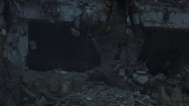 Bir binanın yıkılması, bir inşaat alanında bir ekskavatör olarak Montaj cihazları-Kırıcı maşa.