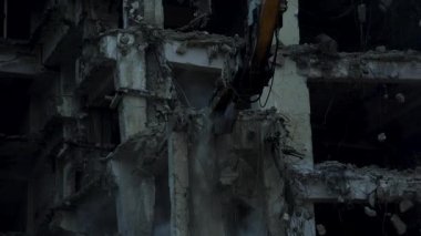 Bir binanın yıkılması, bir inşaat alanında bir ekskavatör olarak Montaj cihazları-Kırıcı maşa.