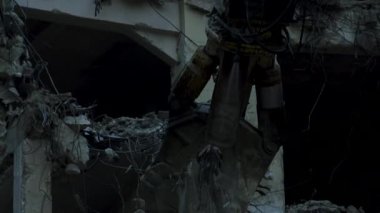 Bir binanın yıkılması, bir inşaat alanında bir ekskavatör olarak Montaj cihazları-Kırıcı maşa.