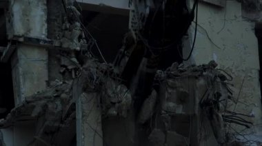 Bir binanın yıkılması, bir inşaat alanında bir ekskavatör olarak Montaj cihazları-Kırıcı maşa.