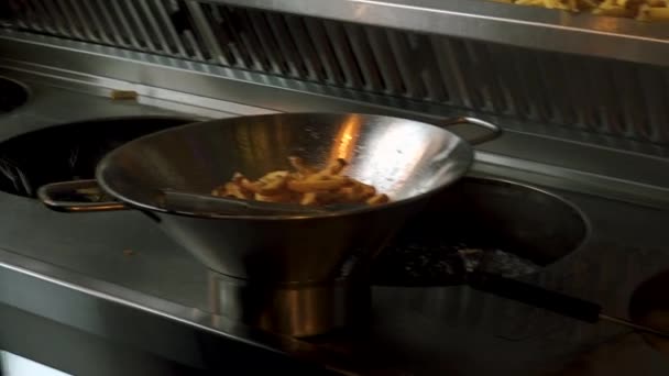 Dapur Makanan Cepat Saji Kentang Yang Digoreng Dalam Minyak — Stok Video