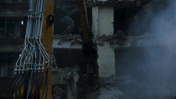 Demolishing Building Demolition Tongs Excavator Construction Site — Stock Video