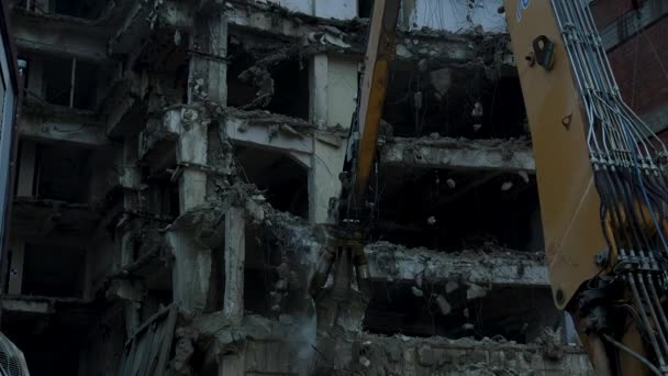 Abriss Eines Gebäudes Abrisszange Einem Bagger Auf Einer Baustelle — Stockvideo