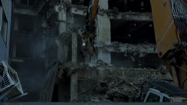 Demolición Edificio Pinzas Demolición Una Excavadora Sitio Construcción — Vídeo de stock