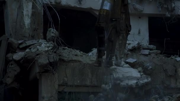 Demolição Edifício Pinças Demolição Uma Escavadeira Canteiro Obras — Vídeo de Stock