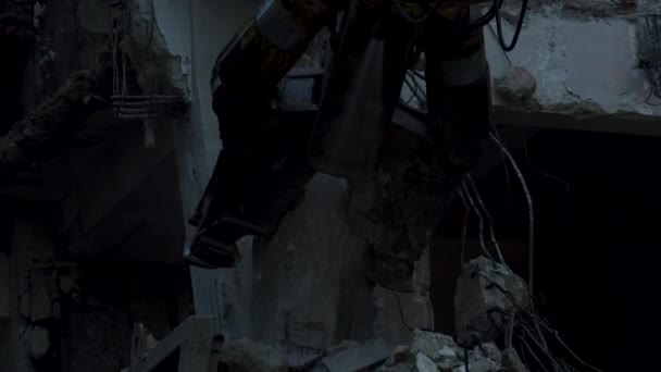 拆除建筑物 拆除建筑工地上挖掘机上的钳 — 图库视频影像