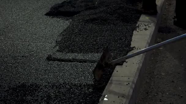 Arbeiter Schutzanzügen Tragen Den Heißen Asphalt Auf Einer Straßenbaustelle Mit — Stockvideo