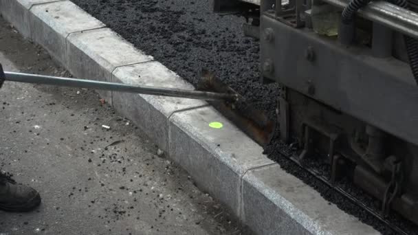 Equipo Trabajadores Puso Asfalto Caliente Una Calle Trabajadores Construcción Carreteras — Vídeo de stock