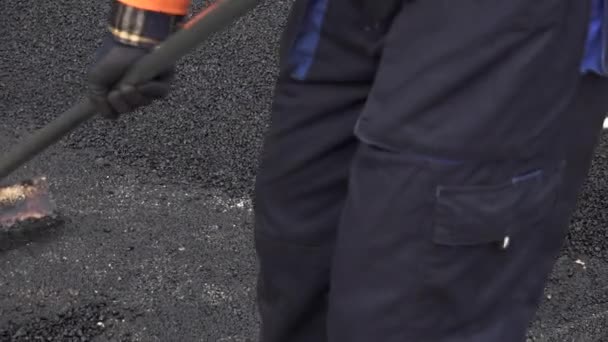 Arbeiter Schutzanzügen Tragen Den Heißen Asphalt Auf Einer Straßenbaustelle Mit — Stockvideo