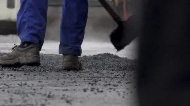 İşçilerin sıcak asfalt bir sokak yol inşaat işçileri ile kürek koruyucu üniformalı koyarsın. Sıcak günde çalışma.