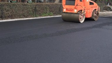 İşçilerin sıcak asfalt bir sokak yol inşaat işçileri ile kürek koruyucu üniformalı koyarsın. Sıcak günde çalışma.