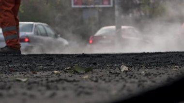 İşçilerin sıcak asfalt bir sokak yol inşaat işçileri ile kürek koruyucu üniformalı koyarsın. Sıcak günde çalışma.