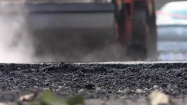 İşçilerin sıcak asfalt bir sokak yol inşaat işçileri ile kürek koruyucu üniformalı koyarsın. Sıcak günde çalışma.