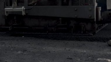 İşçilerin sıcak asfalt bir sokak yol inşaat işçileri ile kürek koruyucu üniformalı koyarsın. Sıcak günde çalışma.