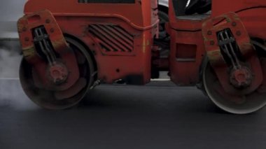 İşçilerin sıcak asfalt bir sokak yol inşaat işçileri ile kürek koruyucu üniformalı koyarsın. Sıcak günde çalışma.