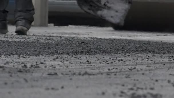 Команда Робітників Поставила Гарячий Асфальт Вулицю Дорожніх Будівельників Лопатями Захисну — стокове відео