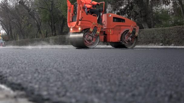 Arbeiter Schutzanzügen Tragen Den Heißen Asphalt Auf Einer Straßenbaustelle Mit — Stockvideo