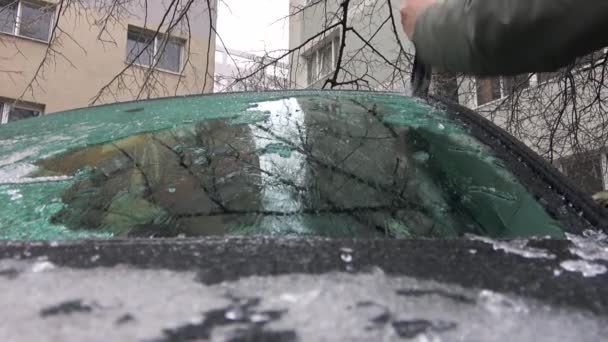 冬天清理冷冻挡风玻璃 — 图库视频影像