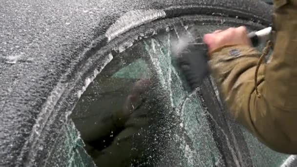 Raspagem Gelo Limpa Para Brisas Congeladas Inverno — Vídeo de Stock