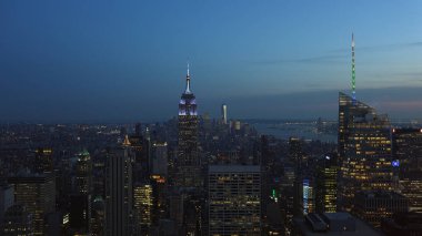 New York, Abd:Manhattan şehir merkezi ve şehir gökdelenleri ar gün batımı ve alacakaranlık saati havadan görünümü